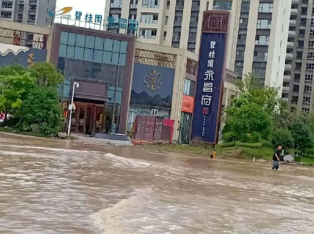 暴雨后，成武在看“海”，珑璟湾地面抬高设计，高瞻拒“水”！