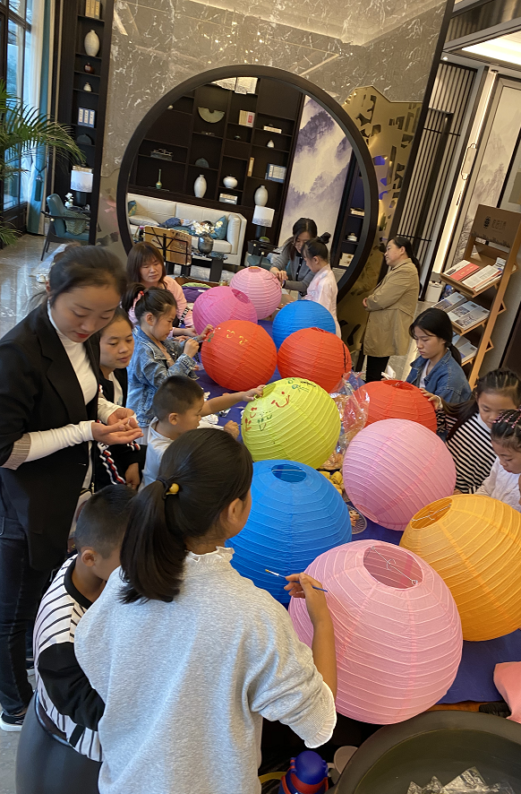 绿城·桂语江南丨宫灯盏盏照秋月，绘描国粹聚团圆